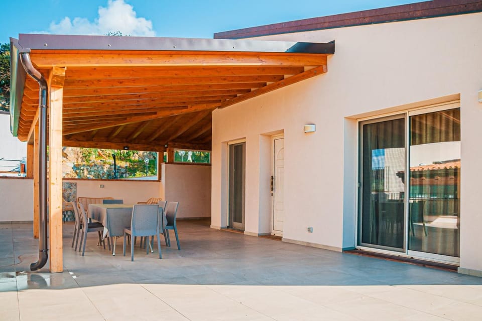 Property building, Patio, Day, Balcony/Terrace, Dining area