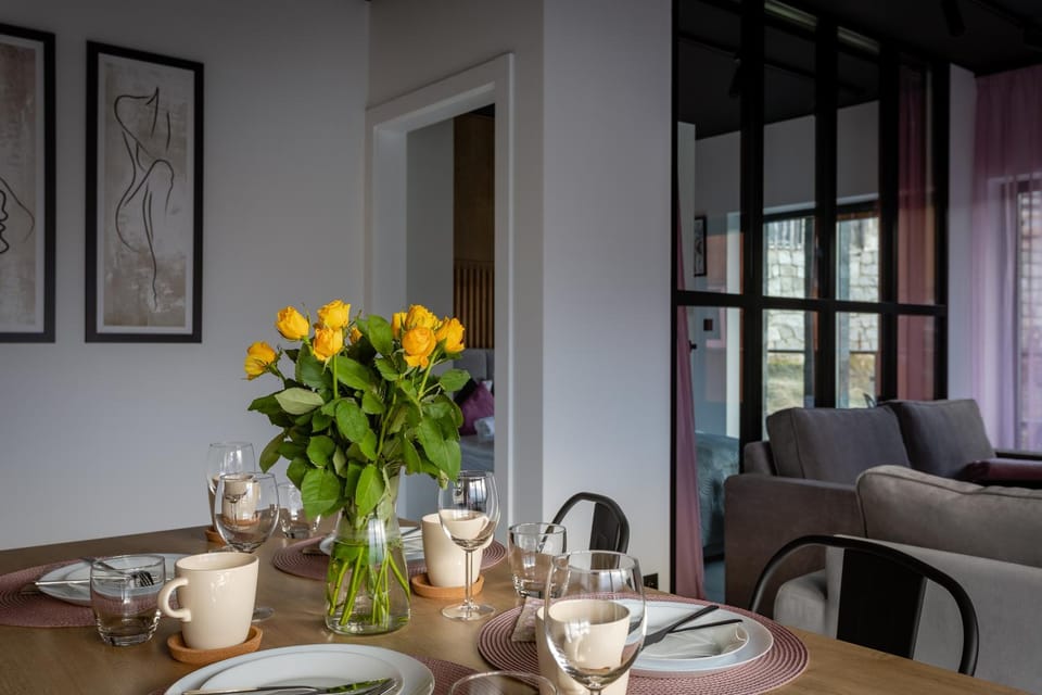 Seating area, Dining area