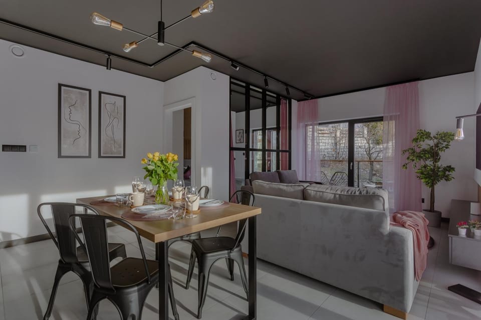 Seating area, Dining area