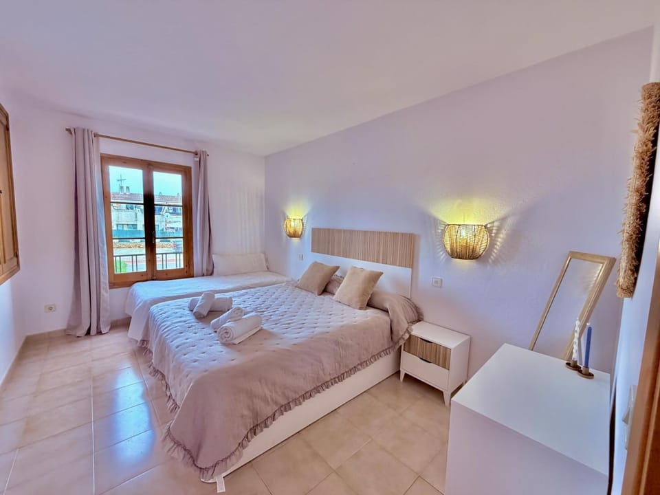 Sa Caleta Apartamento con piscina junto a la playa Apartment in Cala en Blanes