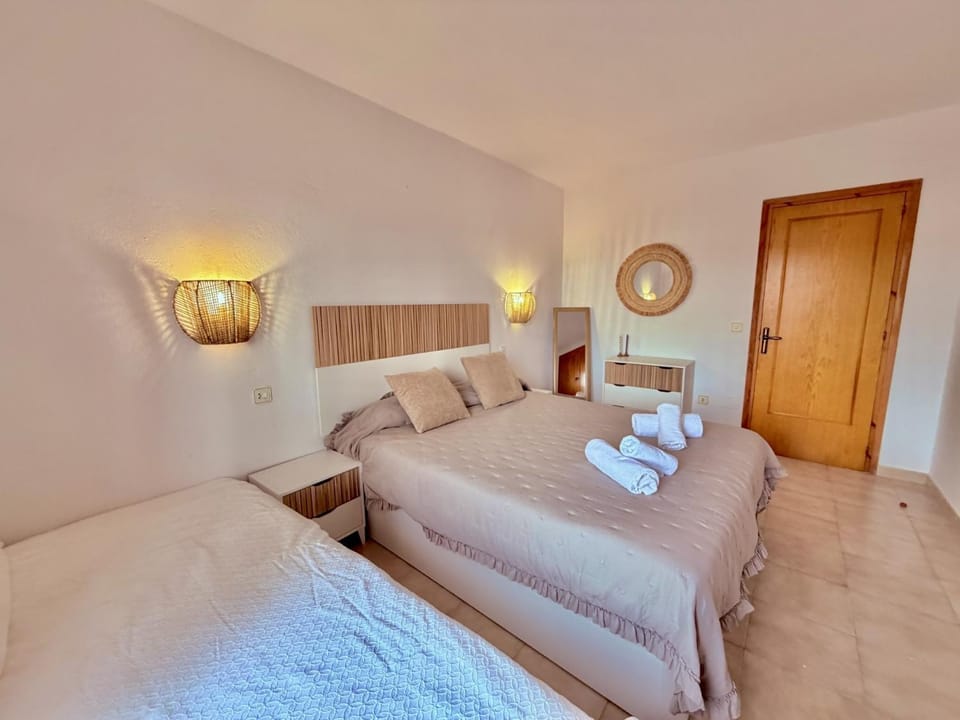 Sa Caleta Apartamento con piscina junto a la playa Apartment in Cala en Blanes