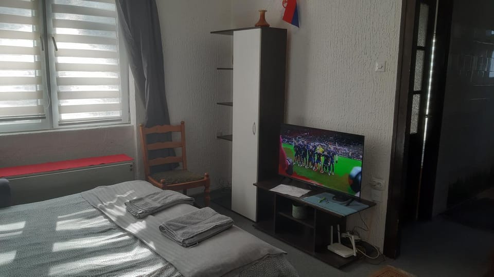 Bed, TV and multimedia, Bedroom