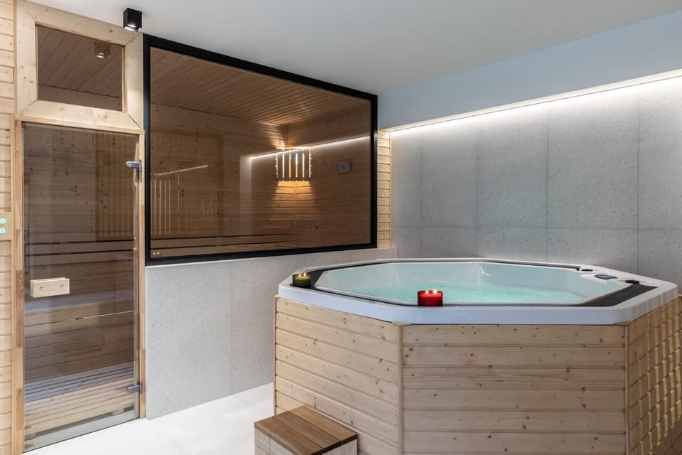 Hot Tub, Sauna