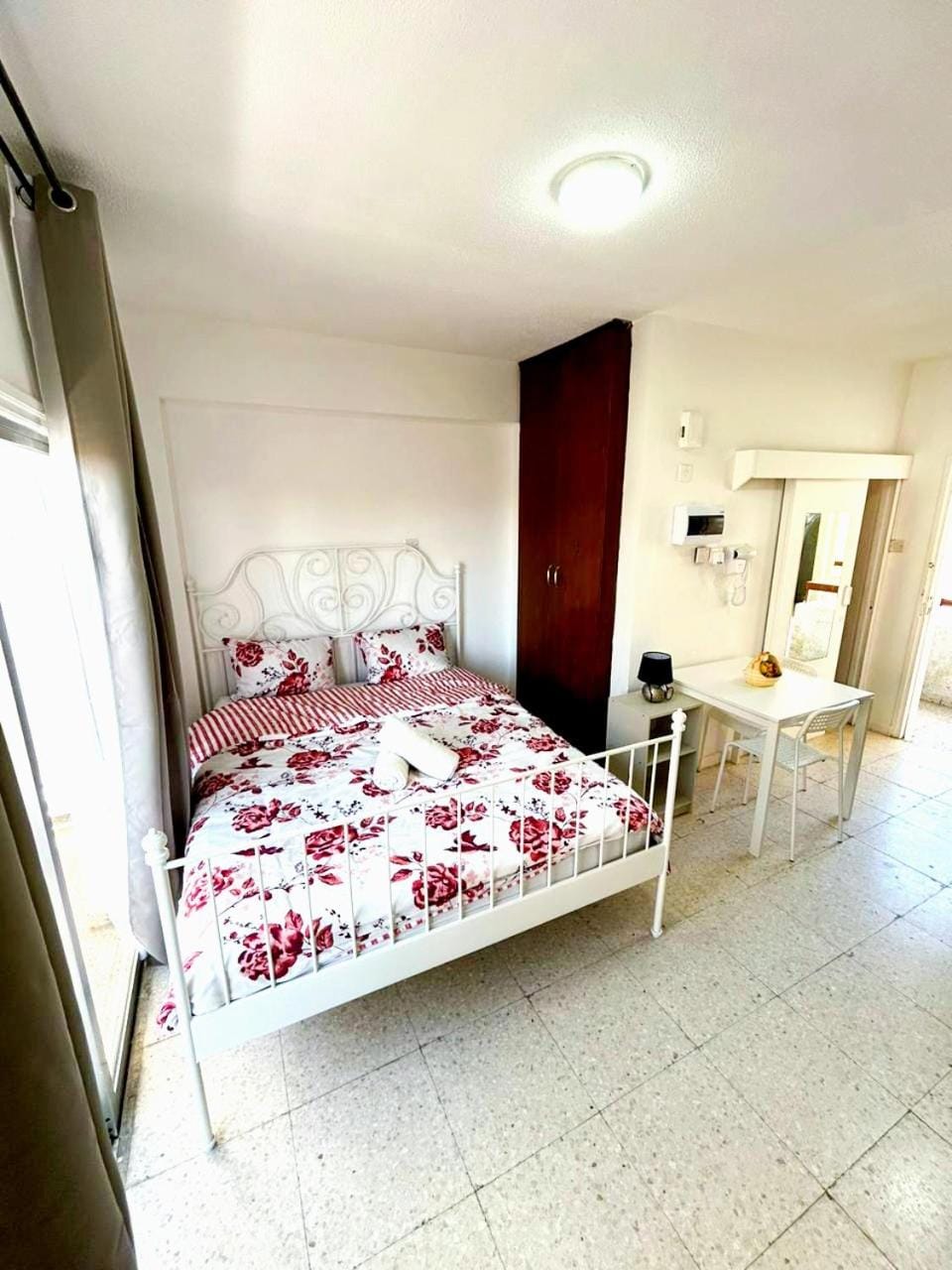 Bed, Dining area, Bedroom