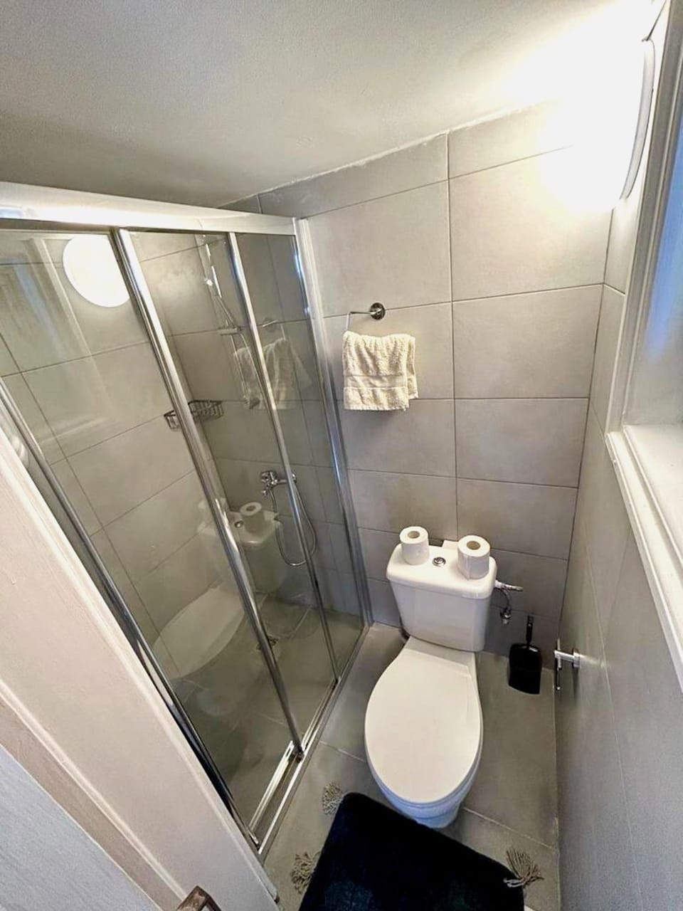 Shower, Toilet, Bathroom, towels