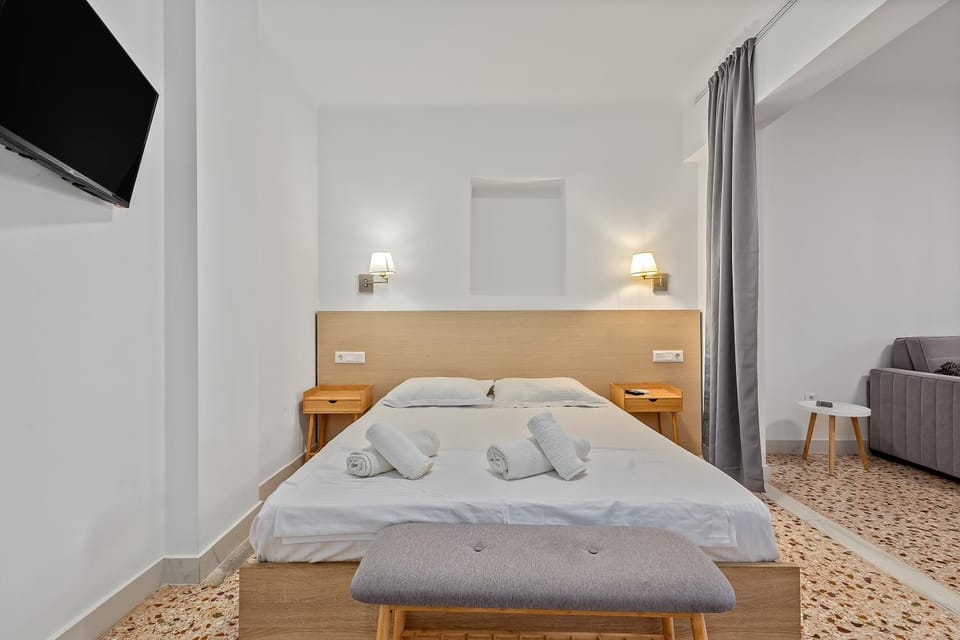 Bed, TV and multimedia, towels