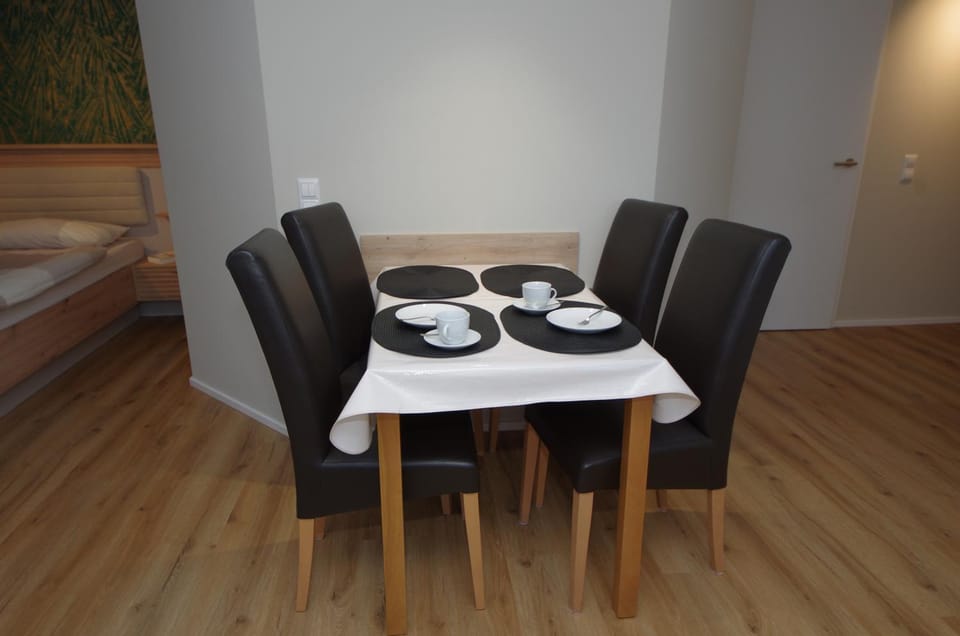 Seating area, Dining area