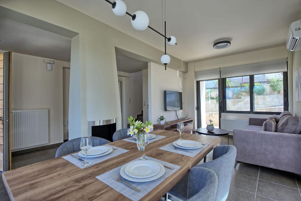 TV and multimedia, Living room, Dining area, air conditioner