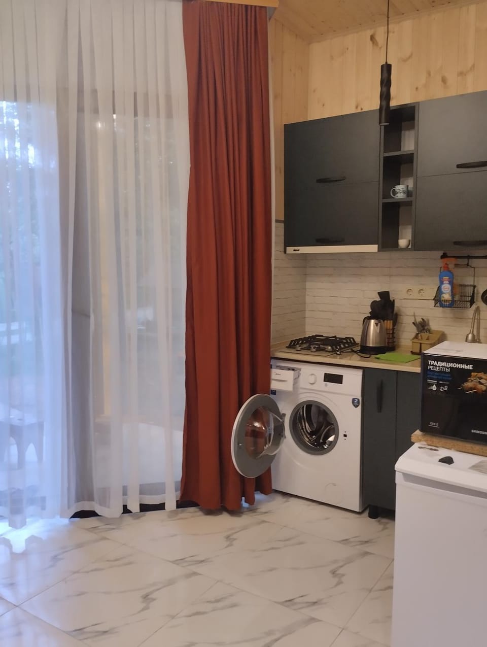 Kitchen or kitchenette, minibar, stove, washing machine