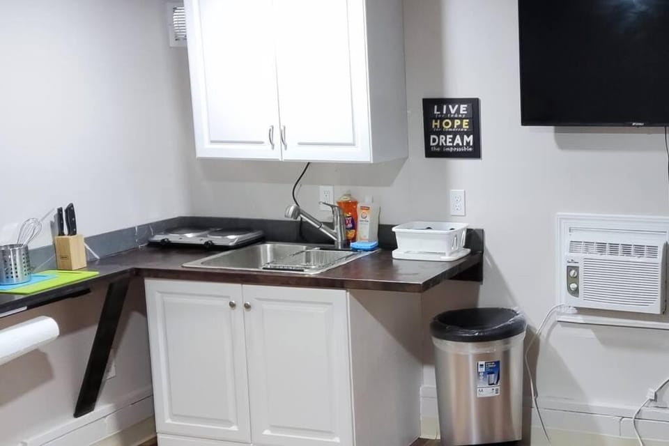 Guest House with Private Entrance- walk to Downtown Noblesville House in Noblesville