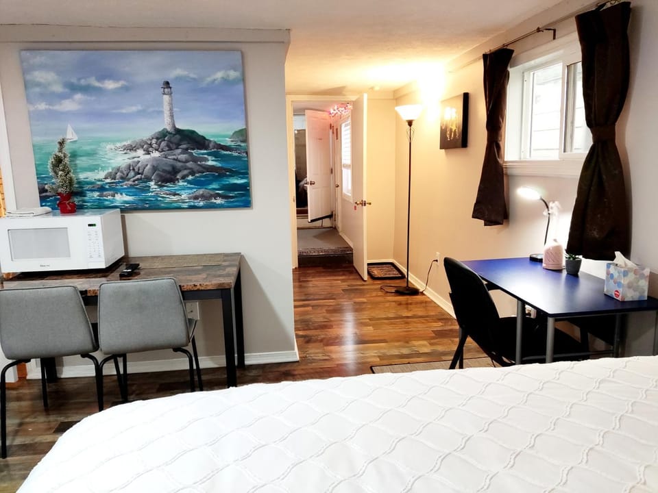 Guest House with Private Entrance- walk to Downtown Noblesville House in Noblesville