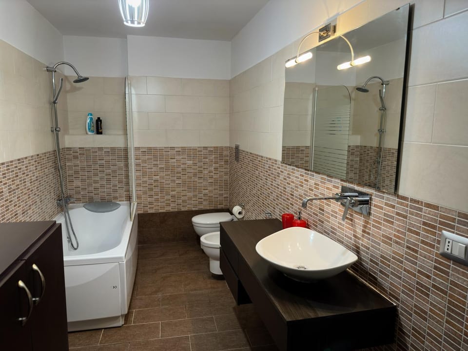 Shower, Toilet, Bathroom, bidet, towels