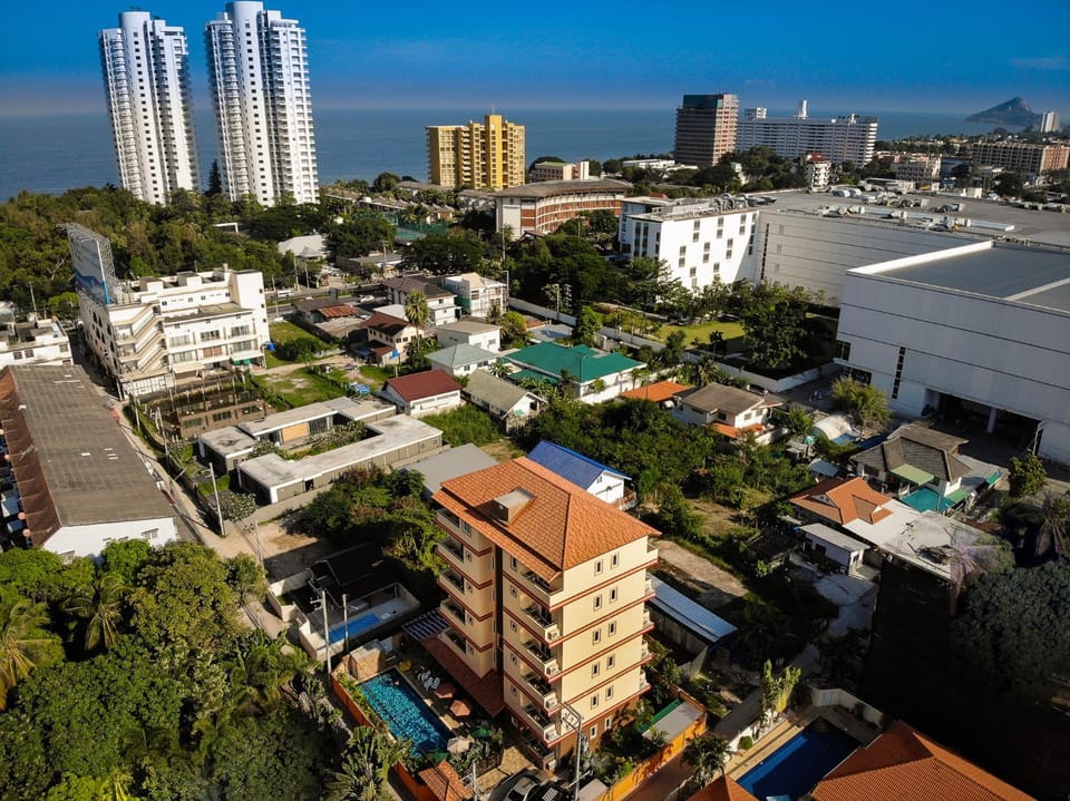 Property building, Neighbourhood, Bird's eye view, Landmark view, Sea view, Street view, Swimming pool, Location
