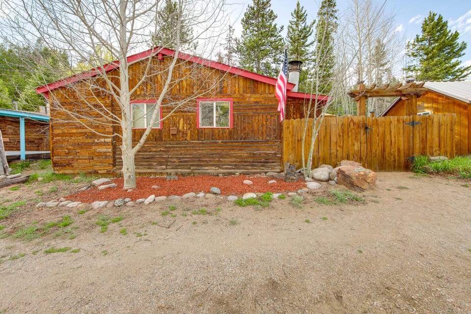 1 Mi to Grand Lake: Pet-Friendly Cabin w/ Grill! Cabin in Rocky Mountain National Park