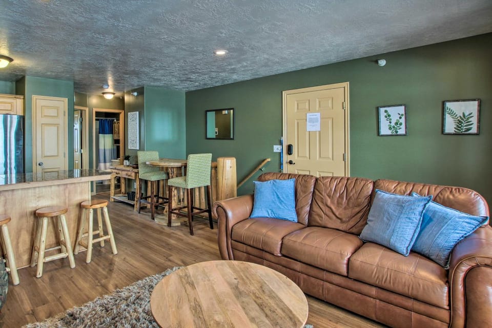 Cozy Eden Condo w/ Mtn Views in Wolf Creek Resort! House in Utah