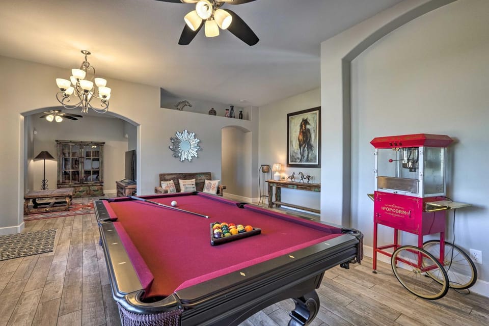 Hot Tub, Game Room! North Phoenix Desert Gem House in New River