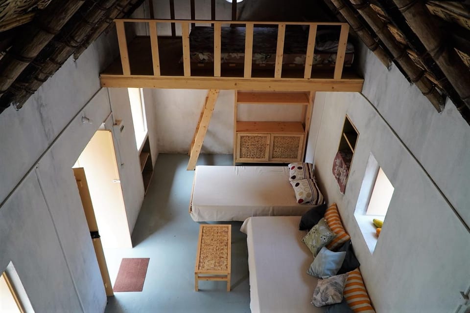 Bed, Photo of the whole room, Seating area, hair dresser