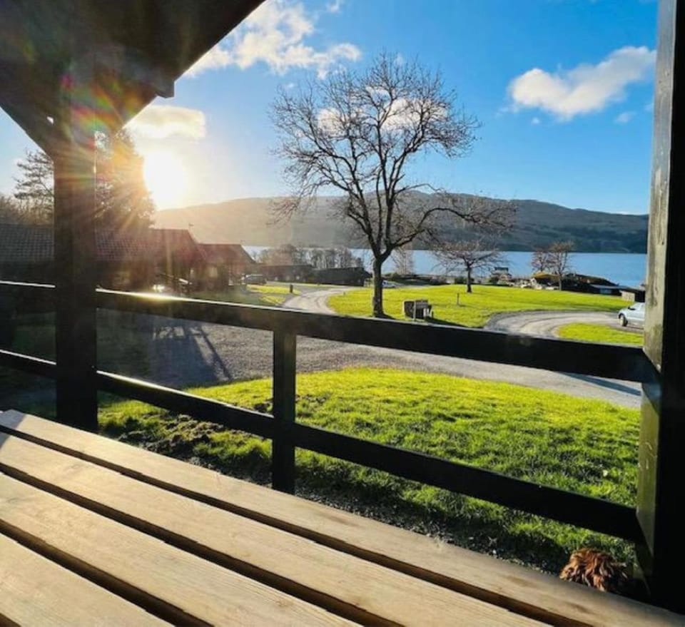 View (from property/room), Balcony/Terrace, Lake view, Landmark view, Mountain view