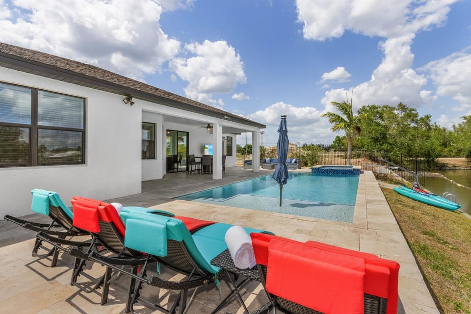 Gulf access, Heated Salt Water Pool & Kayaks - Villa Adventure Cove - Roelens Vacations House in Cape Coral