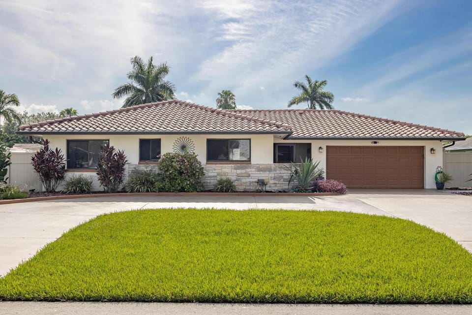 Aqua Escape - Cape Coral - Roelens Vacations Gulf Access- Minutes to the River- Kayaks-Dog Friendly House in Cape Coral