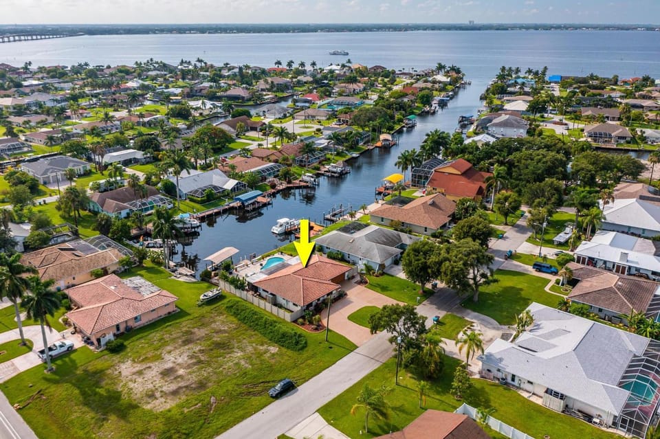 Aqua Escape - Cape Coral - Roelens Vacations Gulf Access- Minutes to the River- Kayaks-Dog Friendly House in Cape Coral