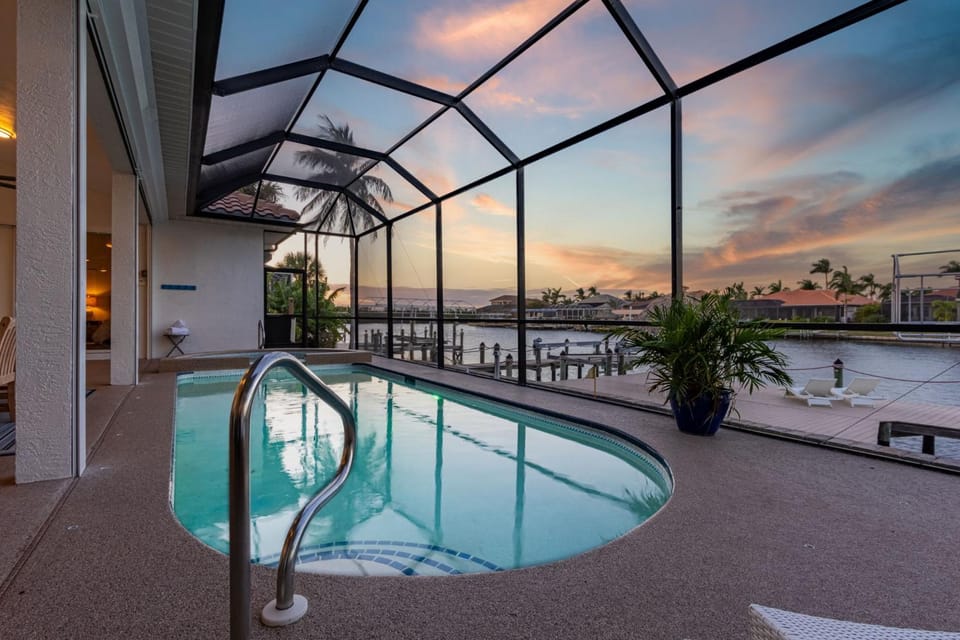 Gulf Access, Heated Saltwater Pool, Mini golf, Movie Room, Sleeps 10 - Cape Coral Beach House House in Cape Coral