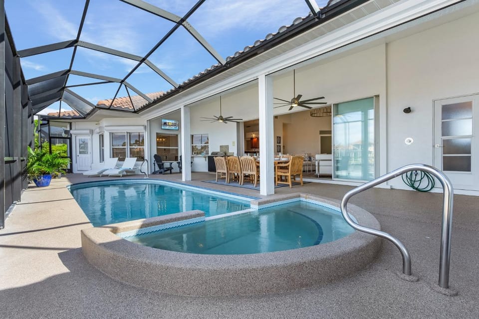 Gulf Access, Heated Saltwater Pool, Mini golf, Movie Room, Sleeps 10 - Cape Coral Beach House House in Cape Coral