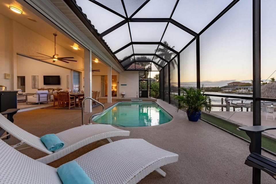 Gulf Access, Heated Saltwater Pool, Mini golf, Movie Room, Sleeps 10 - Cape Coral Beach House House in Cape Coral