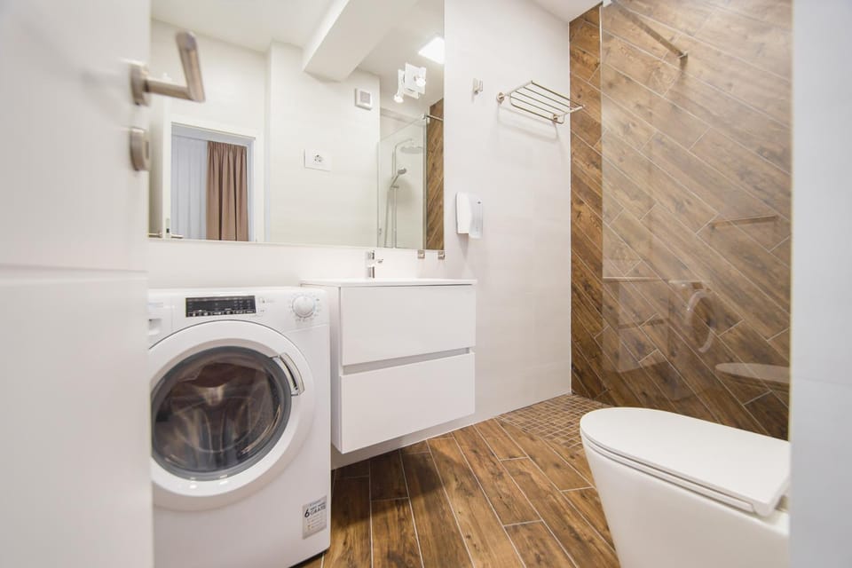 Shower, Toilet, Bathroom, towels