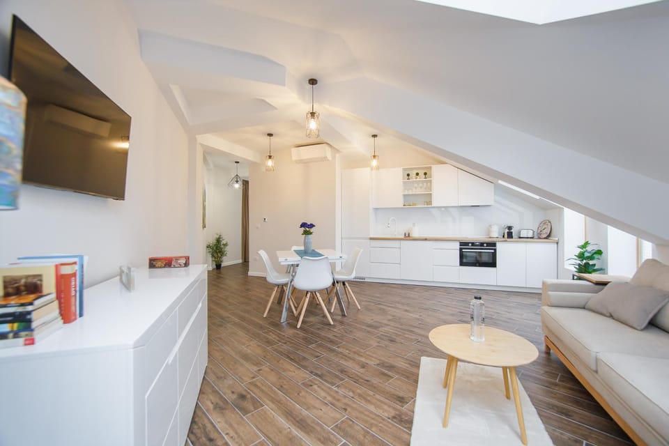 TV and multimedia, Kitchen or kitchenette, Living room, Seating area, Dining area