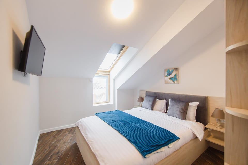 Bed, TV and multimedia, Bedroom