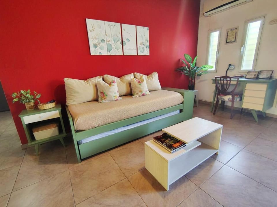 Bed, Living room, Photo of the whole room, Seating area