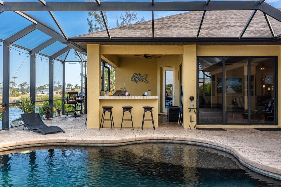 Fresh Water Canal, Kayaks, Heated Pool - Villa Windows on the Water - Roelens Vacations House in Cape Coral