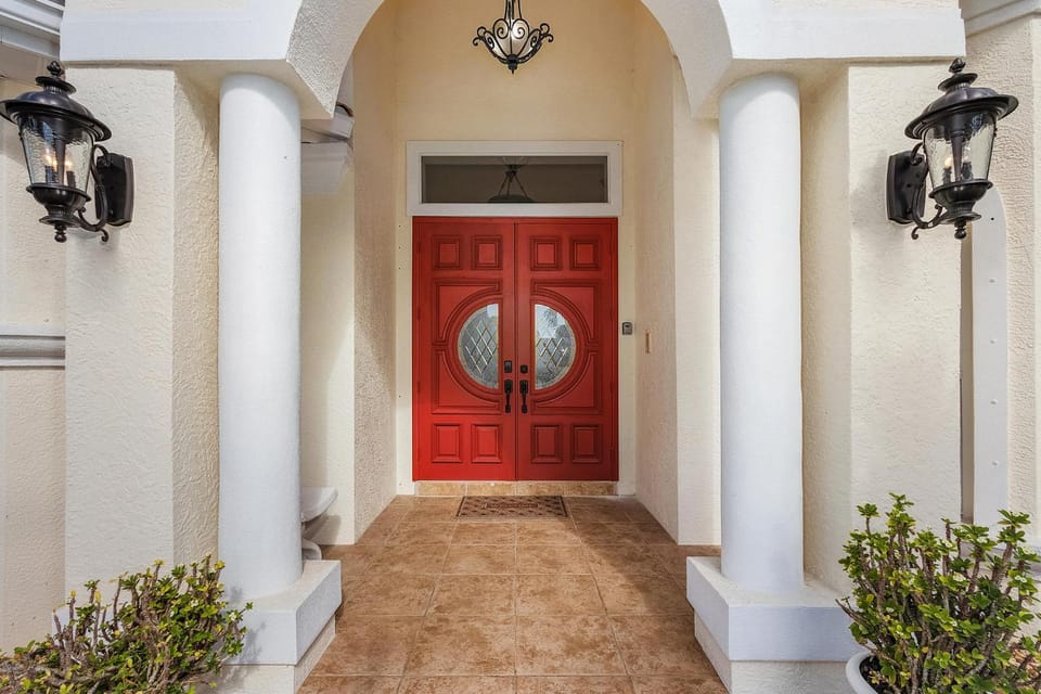 This lovely four-bedroom, 3 bath Pool villa is just minutes away from downtown Cape Coral House in Cape Coral