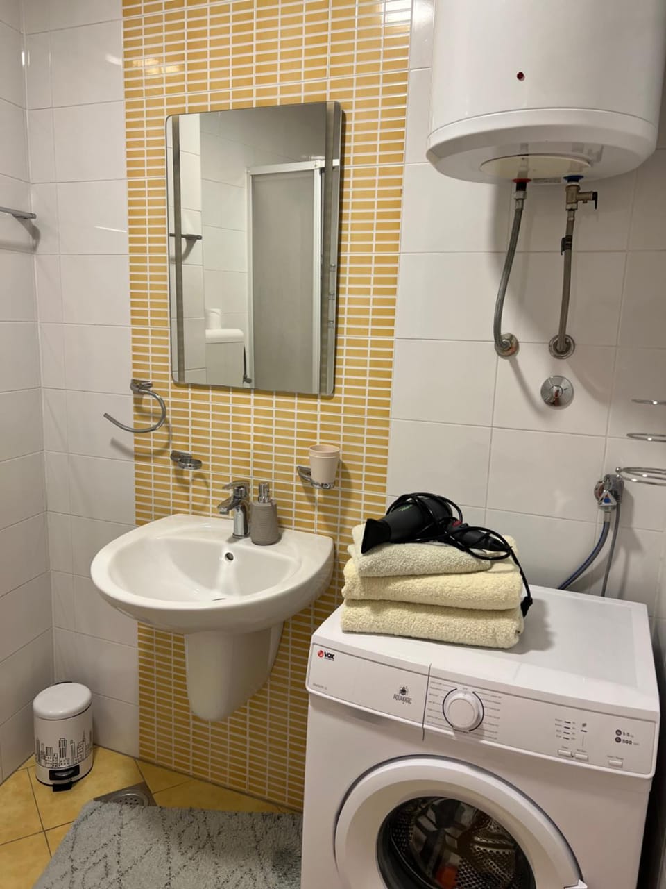 Toilet, Bathroom, towels, washing machine
