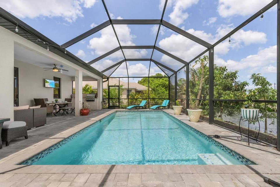 Heated Salt Water Pool, Kayaks, Pool Table - Villa Tropical Fruits - Roelens Vacations House in Cape Coral
