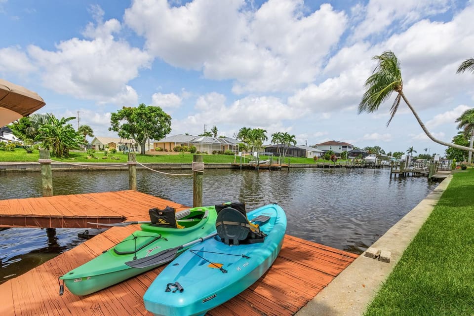 Canal, Pool, Great Canal Views, Bicycles, Sleeps 7 - Edgewater Oasis House in Cape Coral