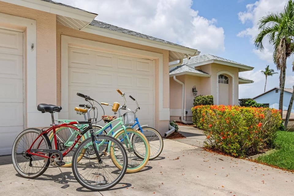 Canal, Pool, Great Canal Views, Bicycles, Sleeps 7 - Edgewater Oasis House in Cape Coral