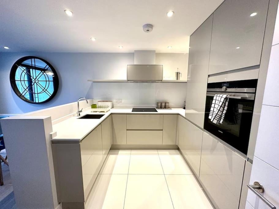 Super Modern New 2 Bedroom Apartment - Next to the Beach - Great Location - Fast WiFi - Smart TV - sleeps up to 4! Close to Purbeck, Corfe Castle, Sandbanks, Poole & Bournemouth Apartment in Swanage