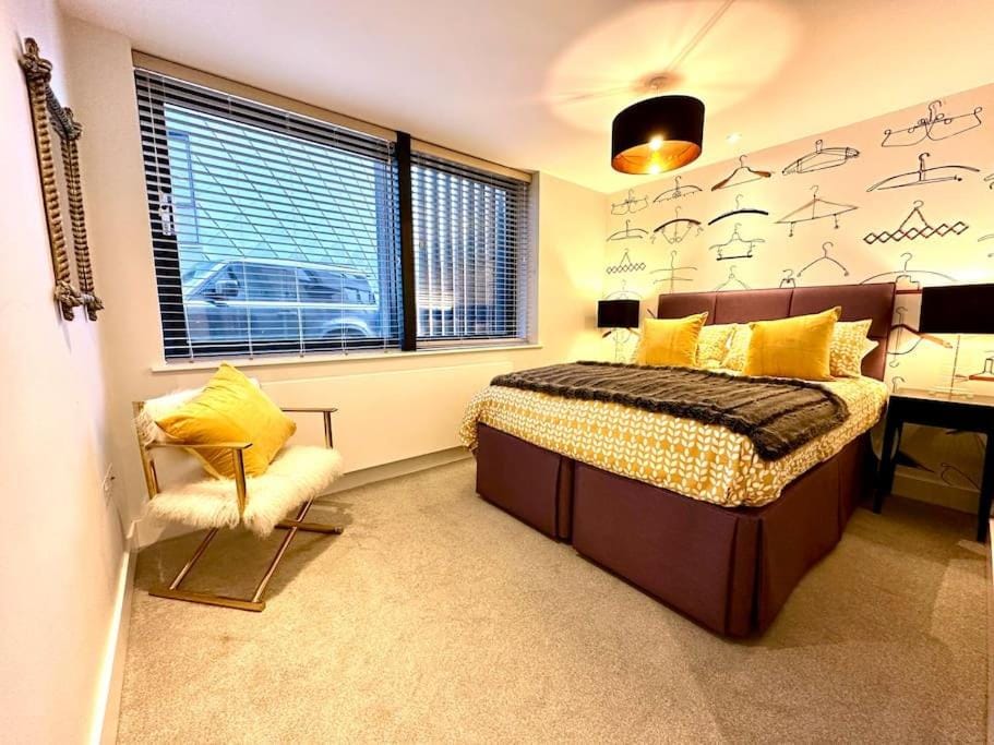 Super Modern New 2 Bedroom Apartment - Next to the Beach - Great Location - Fast WiFi - Smart TV - sleeps up to 4! Close to Purbeck, Corfe Castle, Sandbanks, Poole & Bournemouth Apartment in Swanage