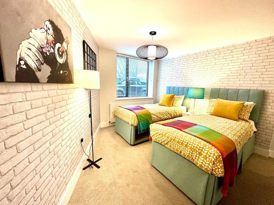 Super Modern New 2 Bedroom Apartment - Next to the Beach - Great Location - Fast WiFi - Smart TV - sleeps up to 4! Close to Purbeck, Corfe Castle, Sandbanks, Poole & Bournemouth Apartment in Swanage