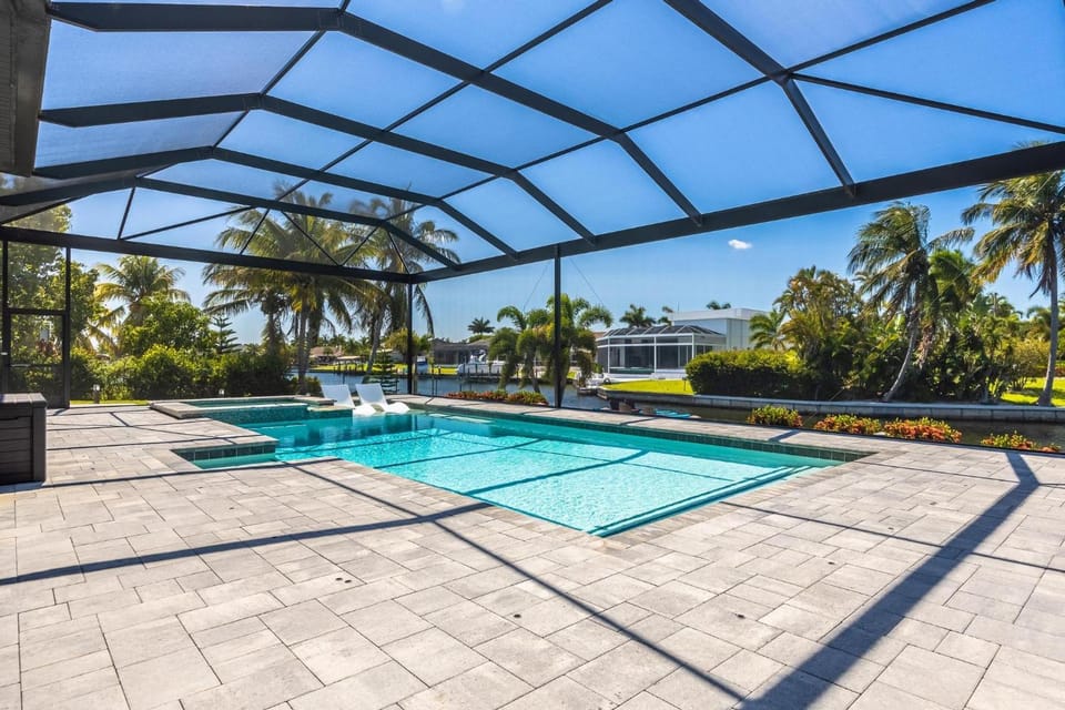 Gulf Access, Heated Salt Water Pool, Kayaks - Villa Surfside Escape - Roelens Vacations House in Cape Coral