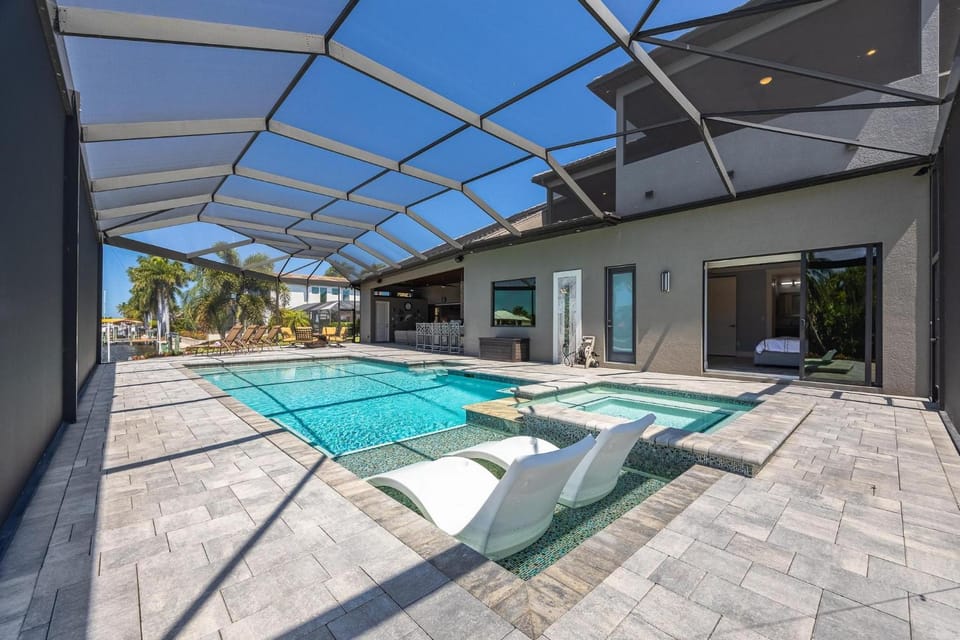 Gulf Access, Heated Salt Water Pool, Kayaks - Villa Surfside Escape - Roelens Vacations House in Cape Coral