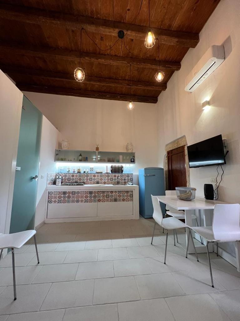 TV and multimedia, Kitchen or kitchenette, Living room, Seating area, Dining area, air conditioner