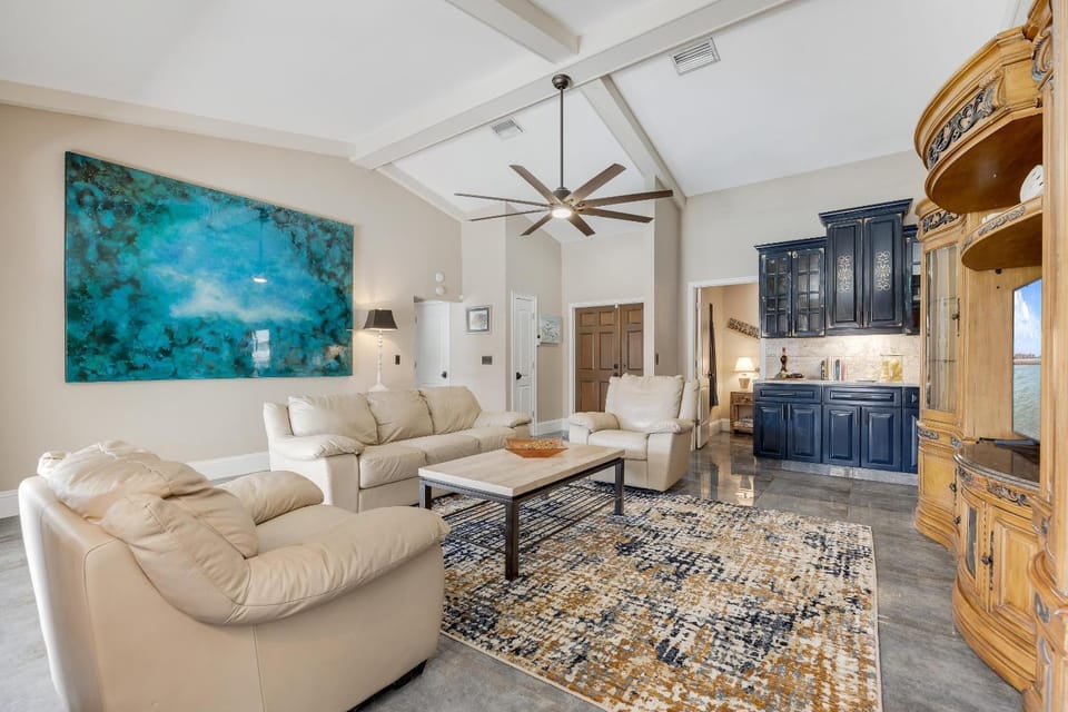 Heated Pool, Sleeps 8 - Villa Sunny Daze House in Cape Coral