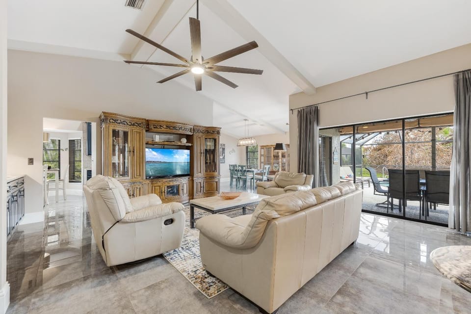 Heated Pool, Sleeps 8 - Villa Sunny Daze House in Cape Coral
