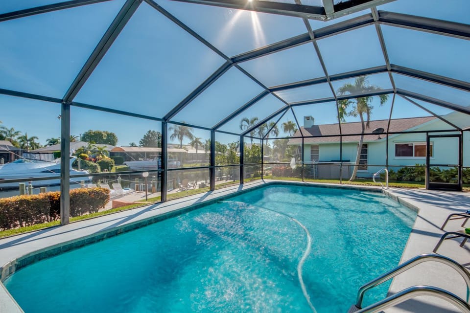 The Steak Out Gulf Access - Sleeps 14! Roelens Vacations House in Cape Coral