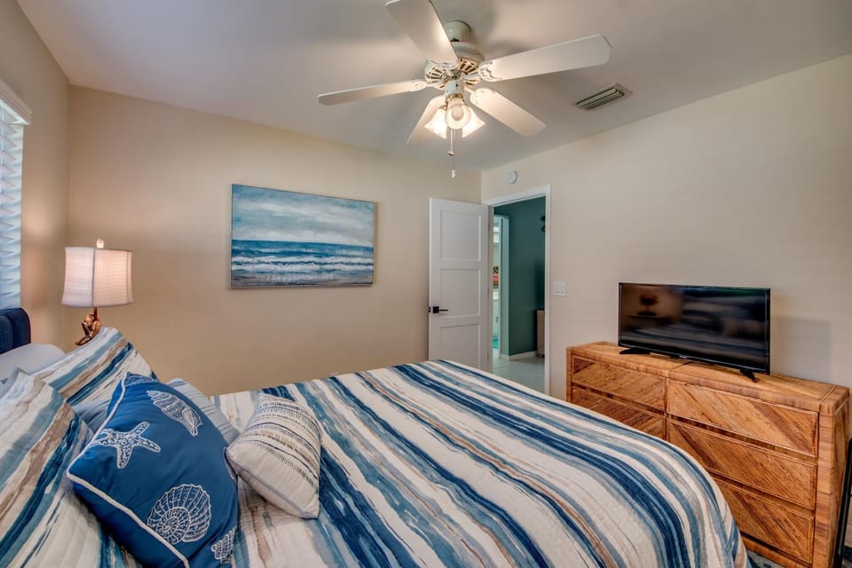 The Steak Out Gulf Access - Sleeps 14! Roelens Vacations House in Cape Coral
