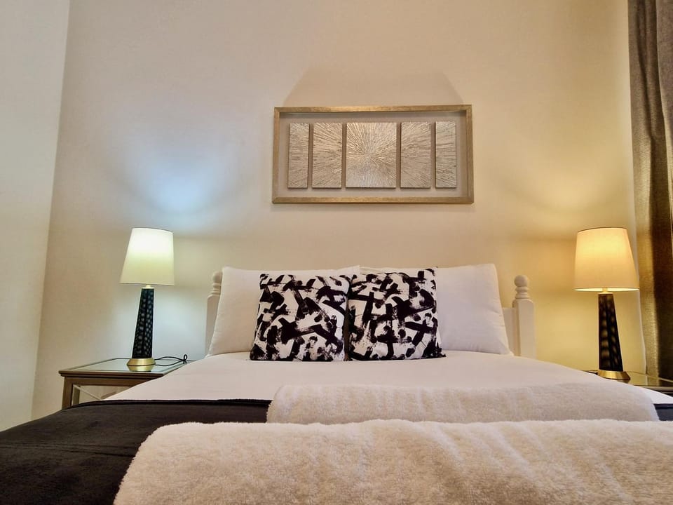 Spacious Luxury Serviced Apartment next to City Centre with Free Parking - Contractors & Relocators Apartment in Coventry