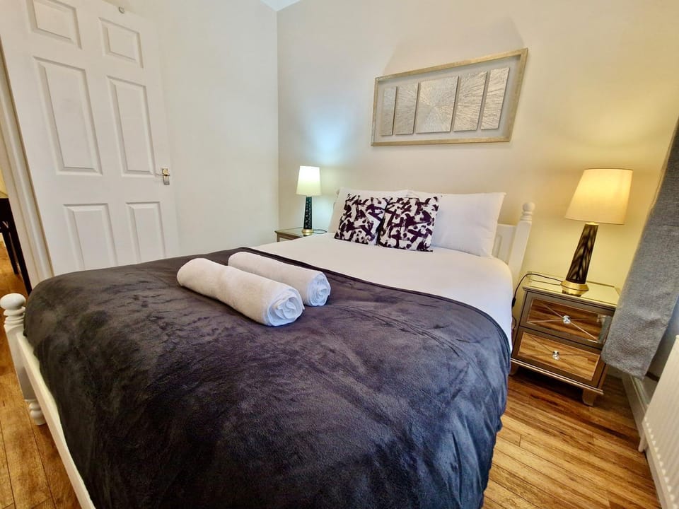 Spacious Luxury Serviced Apartment next to City Centre with Free Parking - Contractors & Relocators Apartment in Coventry